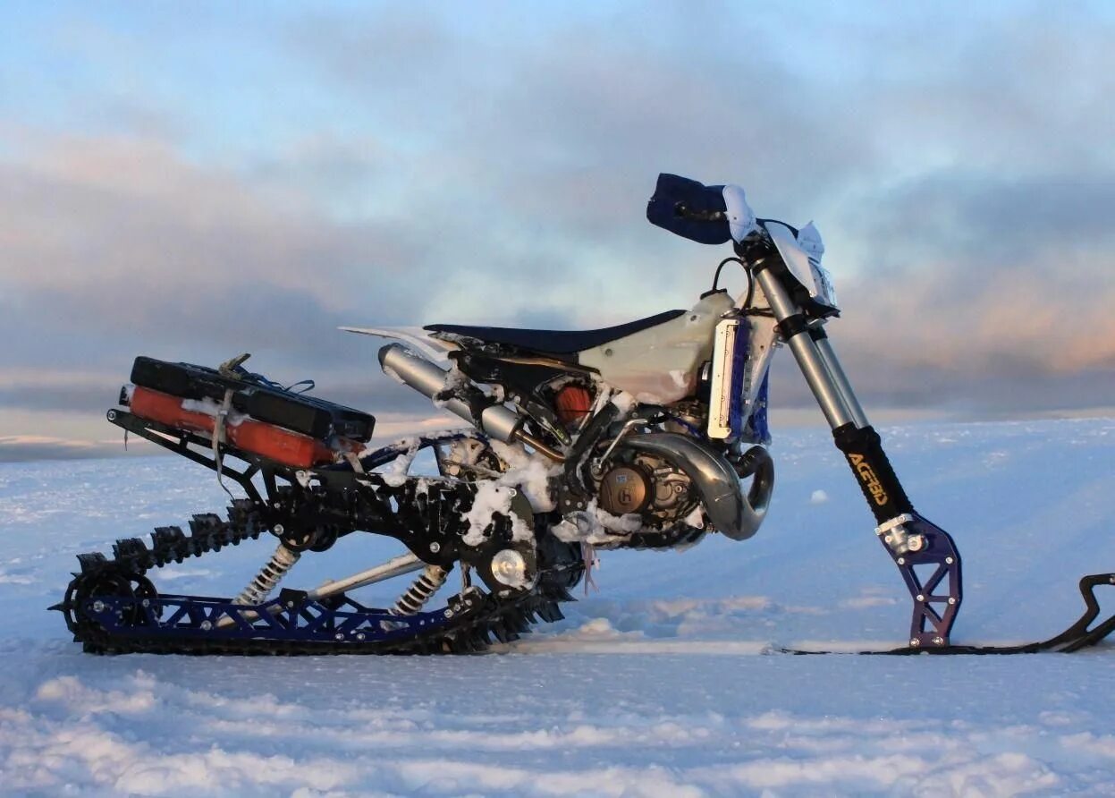 Гусеничный мотоцикл Hyanide. Сноубайк комплект. Сноубайк гусеница. Гусеничный привод снегохода Буран.