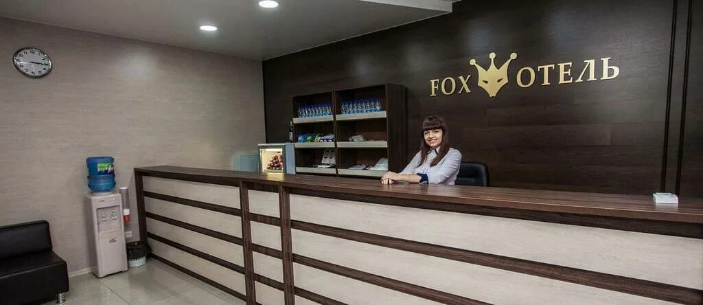 Fox отель. Гостиница Фокс Барнаул. Ресепшн отеля. Стойка администратора в гостинице. Стойка регистрации в гостинице.