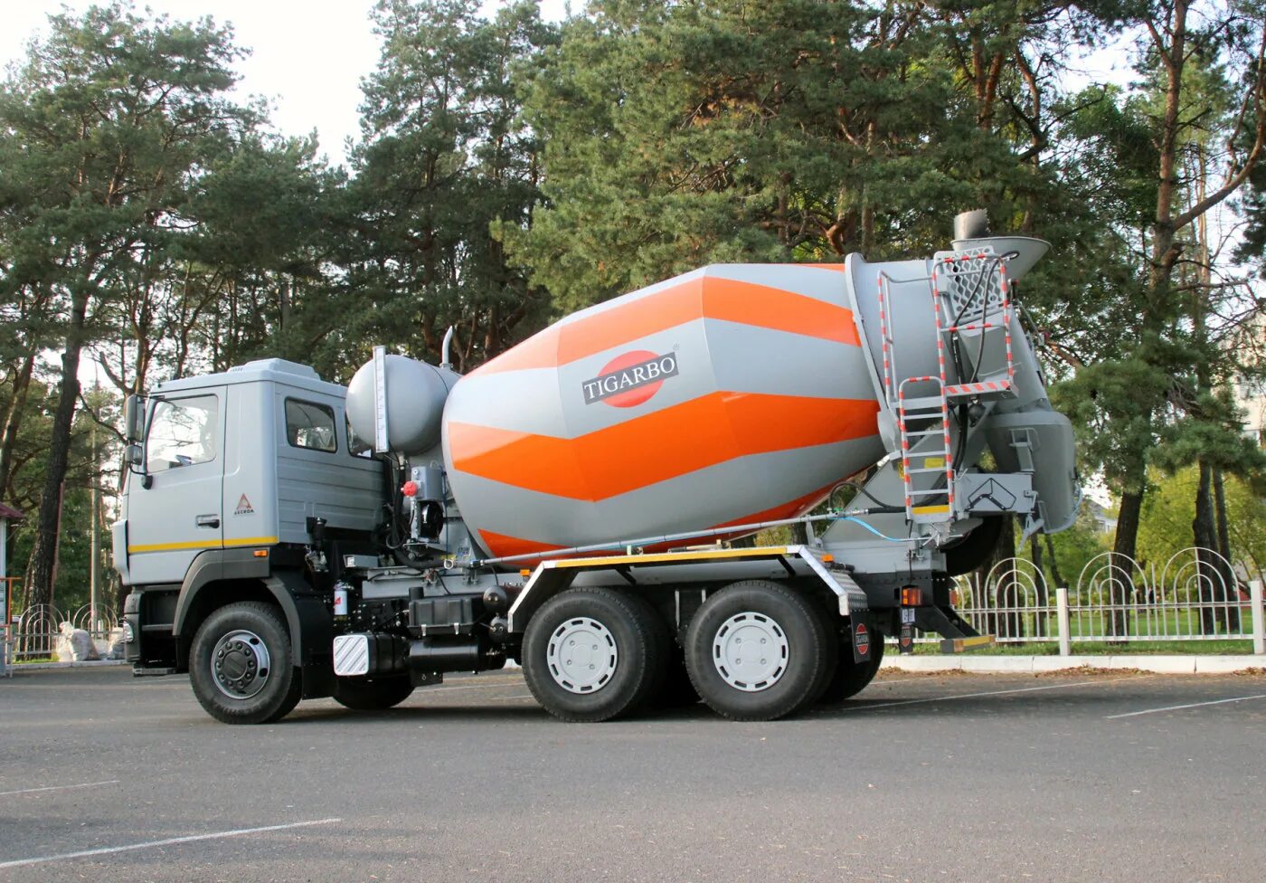 Автомобильные бетономешалки. Автобетоносмеситель 5814z6. Камаз бетономешалка тигарбо. Бетономешалка на прозрачном фоне. Миксер автобетоносмеситель.