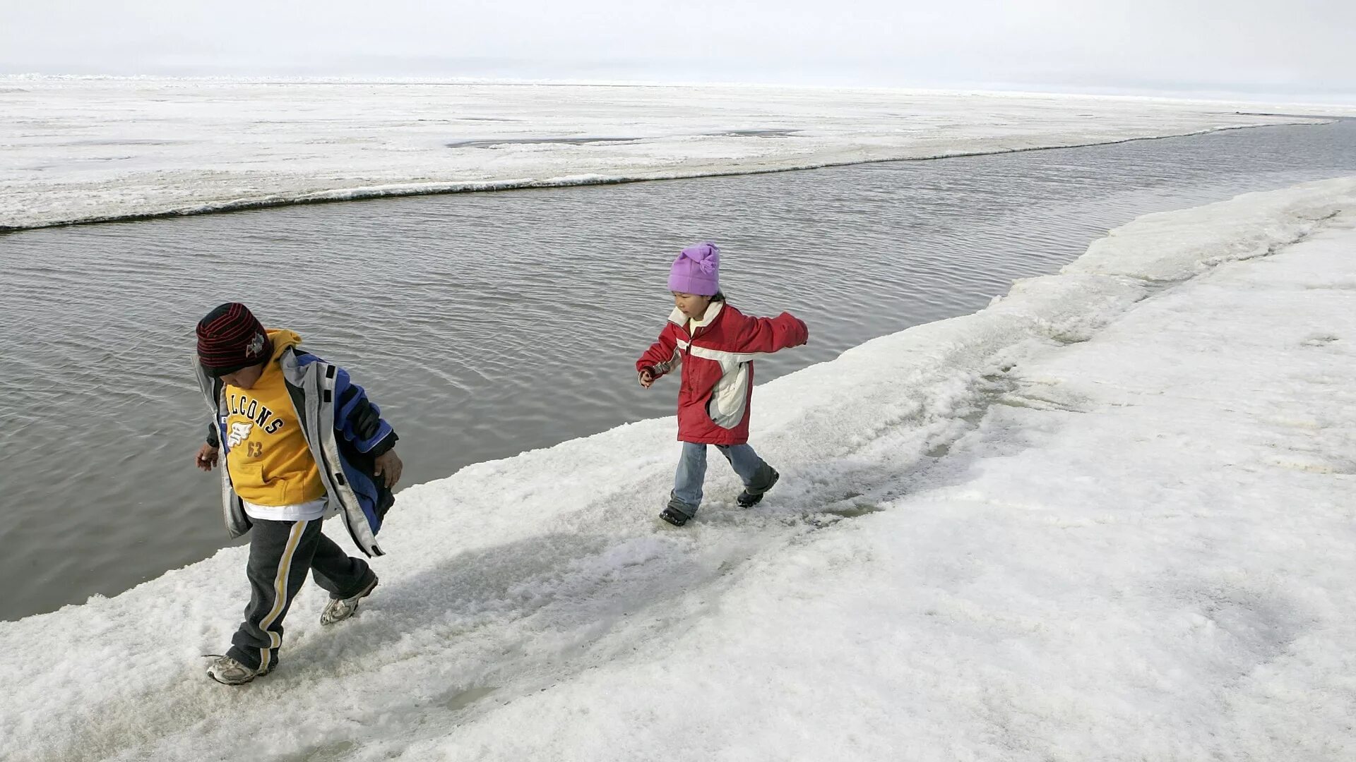 Человек шел через реку. Дети на льду. Дети зимой на льду. Водоемы весной детям. Ребёнок на льду пруда зимой.