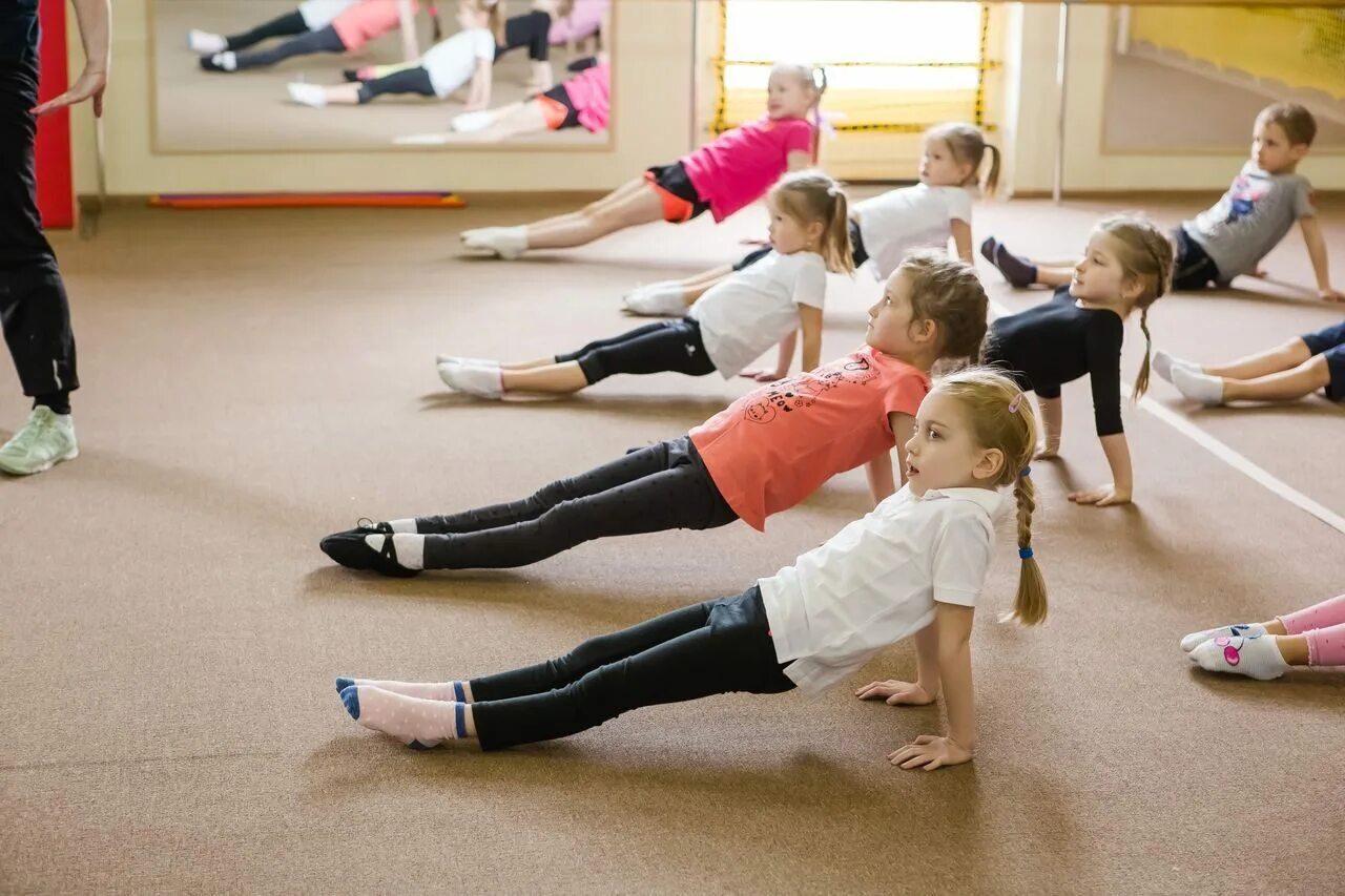 5 упражнений для детей. Гимнастика для детей. Спортивные занятия для детей. Занятия по гимнастике для детей. Дети на физкультуре.