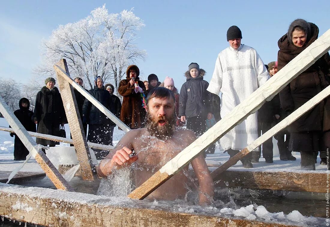 Крещение дата. Крещение купель Иордань. Крещение Господне Иордань. Крещение Господне Богоявление Иордань. Крещение Господне праздник прорубь.