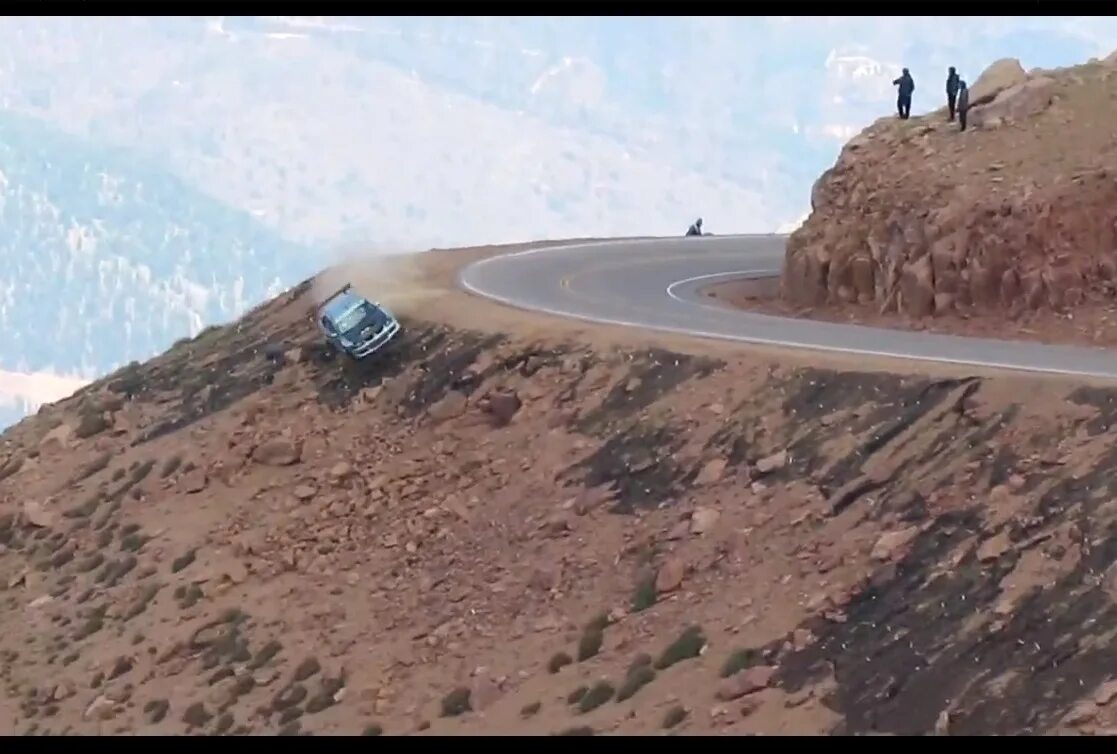 Look that car over there crash. Гиф машина с обрыва. Машина на обрыве. Машина падает с обрыва гиф. Гонки у обрыва.