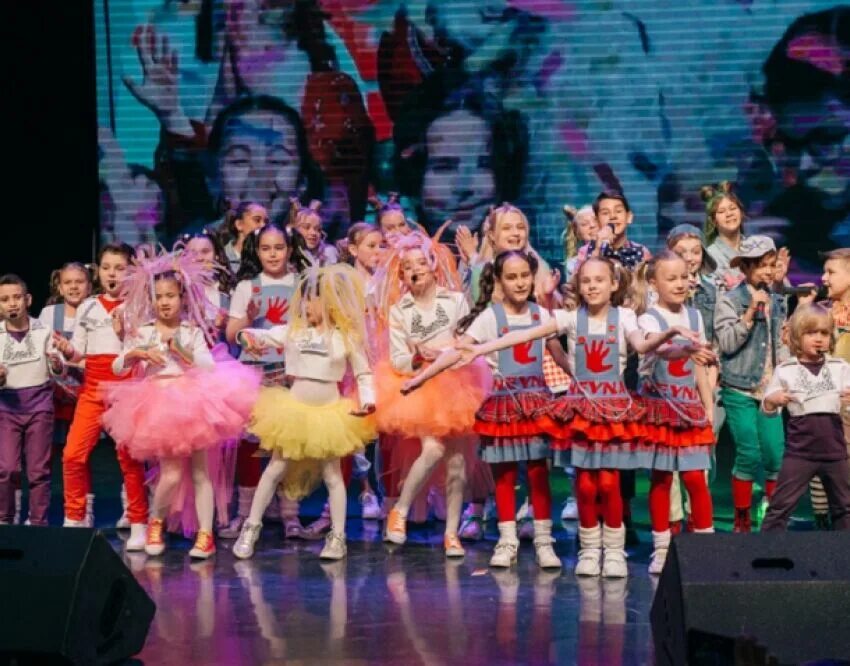 Детское радио 2013. 1 июня дискотека детского радио. С праздником детства 1 июня. Бумажная дискотека детского радио. 1 июня дискотека детского радио.