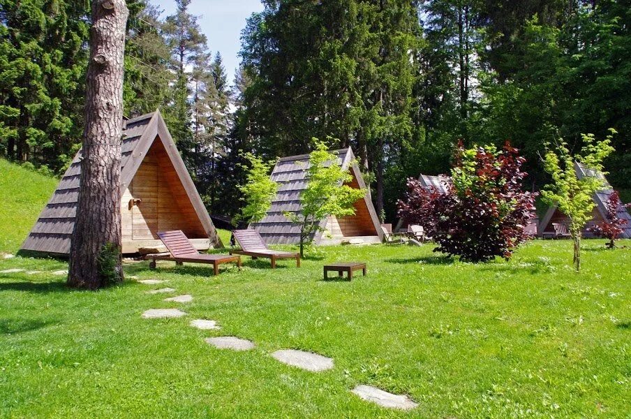 База отдыха поляна шалашная пермский край. Эко вилладж красная поляна. База отдыха поляна шалашная пермский край. База поляна пермь. База отдыха солнечная поляна озеро калды.
