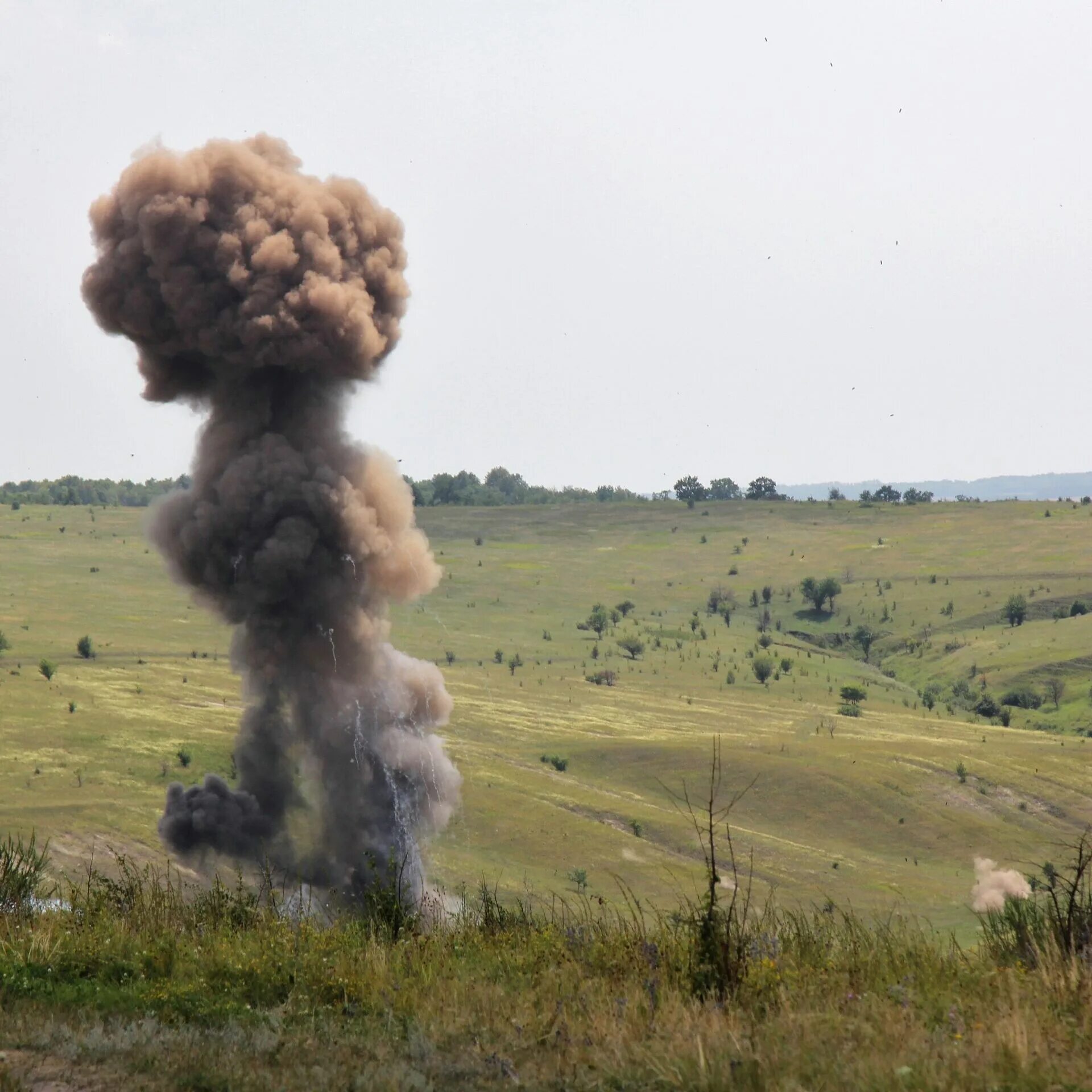 Военный полигон. Подрыв боеприпасов на полигоне.