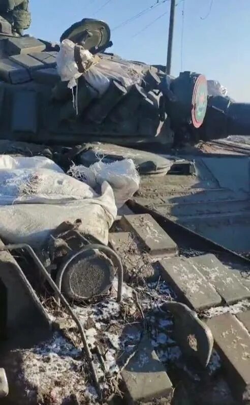 Военная операция демилитаризация. Экипаж взорванного танка т72. Попадание в танк на Украине. Попадание ракеты в танк Украина.