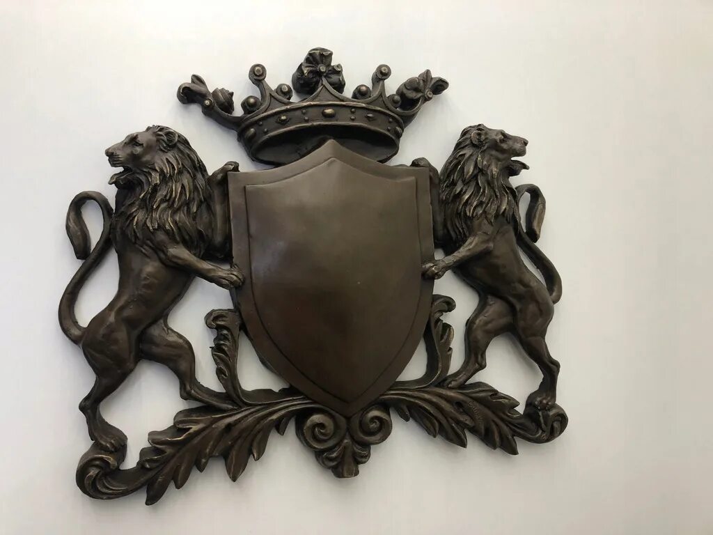 Бронза герб. Фамильный герб со львом. лев геральдика бронза. бронзовые эмблемы. герб из бронзы.