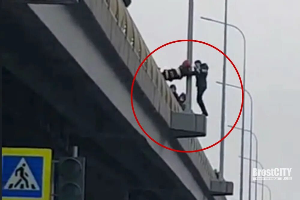 Девушку спасли от суицида. Девушку спасли от суицида. Девочка спрыгнула с 10 этажа. Девушку спасли от суицида. Спас девушку от самоубийства.