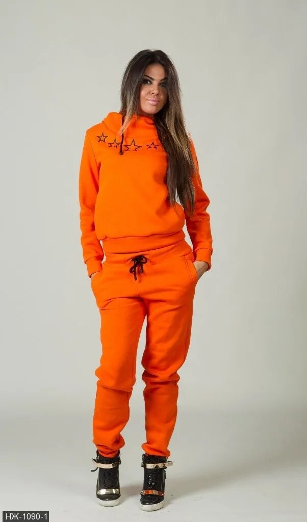 Оранжевый спортивный костюм. Оранжевый костюм женский. Теплый спортивный костюм. Ярко оранжевый спортивный костюм.