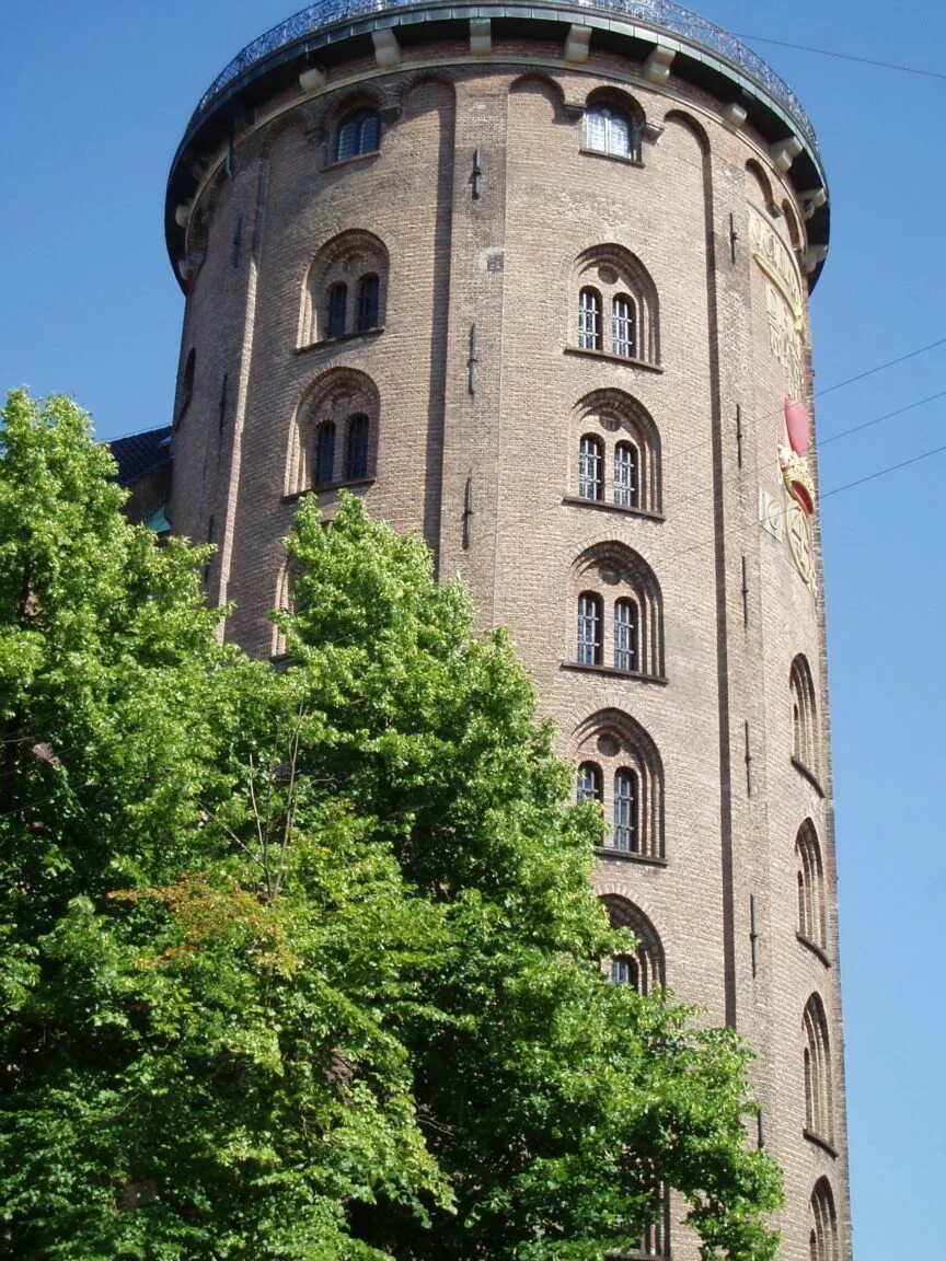 Round tower. Круглая башня Копенгаген. Круглая башня обсерватория. Круглая башня Копенгаген внутри. Круглая башня Мадрида.