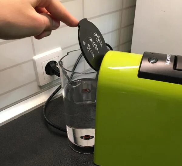 Кофемашина льет воду. Кофемашина капсульная Delonghi en85. Кофемашина Essenza Mini Lime Green. Капсульная кофемашина Delonghi Nespresso. Кофемашина Essenza Mini ne Green.