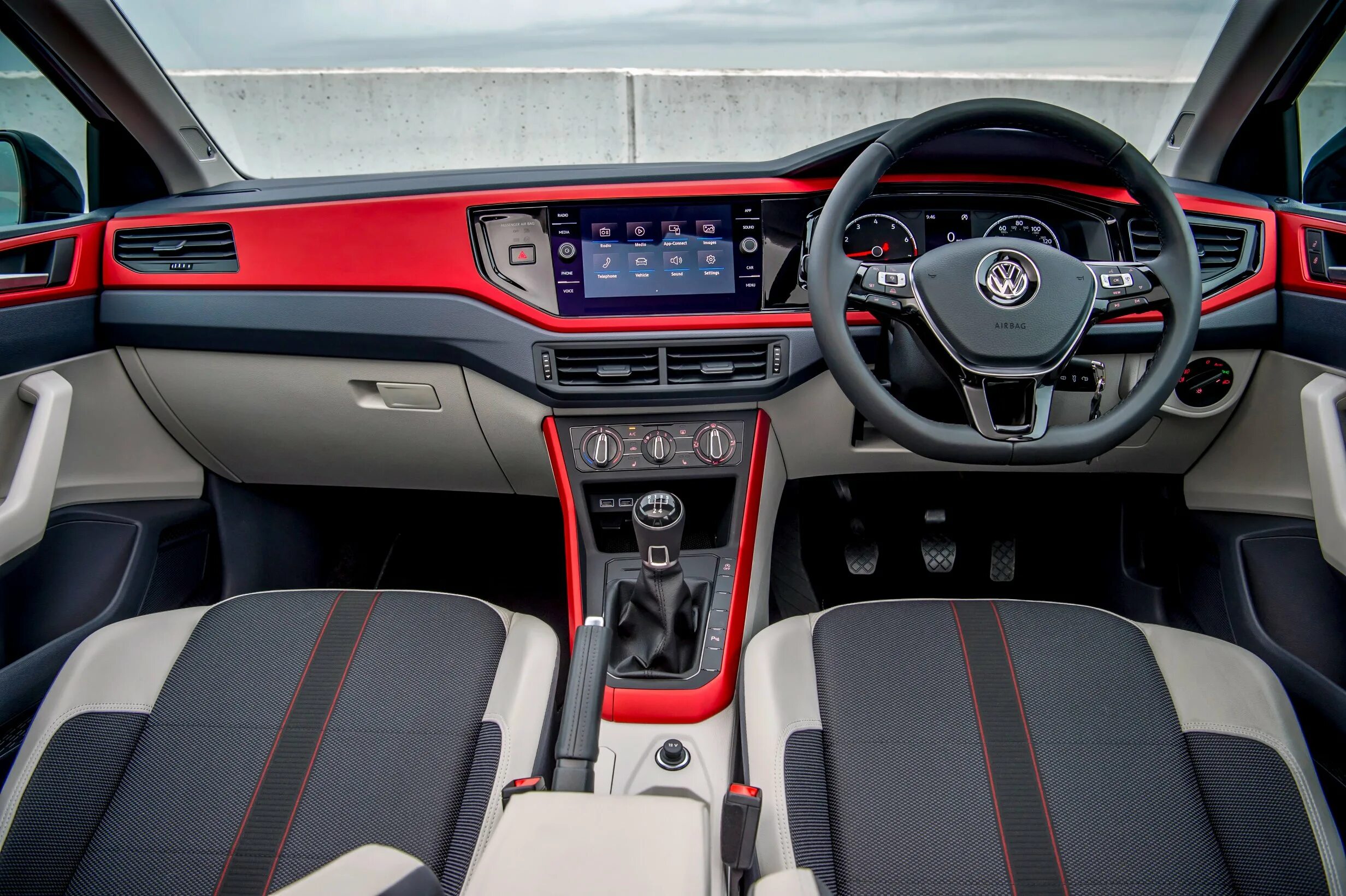 Поло интерьер. VW Polo 2018 Interior. VW Polo 2018 торпеда. Volkswagen Polo 2018 салон. Торпедо Volkswagen Polo 2017.