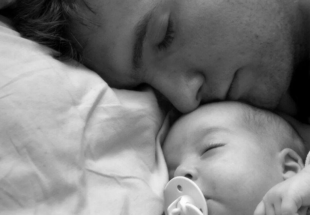 Папа и малыш. Спящий малыш. Спящий папа и малыш. Маленькие дети с папами. Сложно быть папой