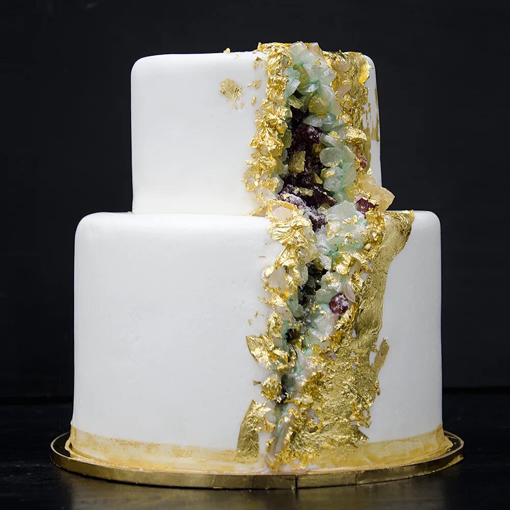 Украшение торта золотом. Торт с карамельным декором. Украшение торта пищевым золотом. Декор торта с пищевым золотом.
