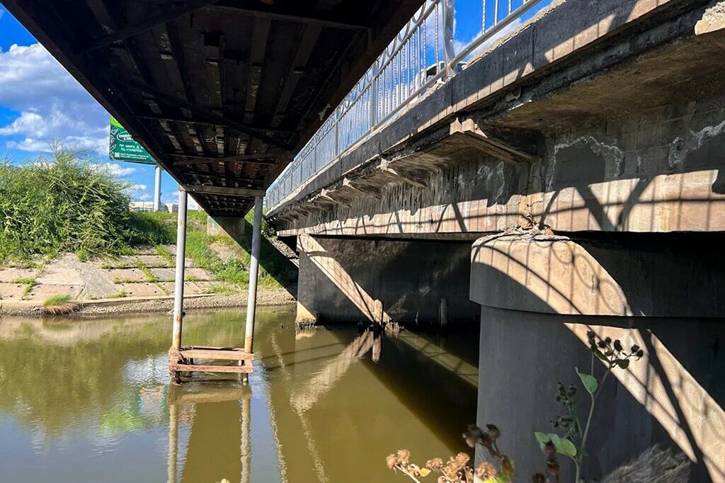 Люди перегородили реку большой. Мост через реку. Мостовые сооружения. Пешеходный мост через реку. Река под мостом.