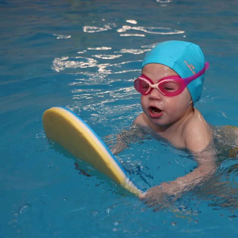 The children are swimming. Занятия в бассейне для детей. Занятия плаванием для детей. Плавание дети. Дети плавают.