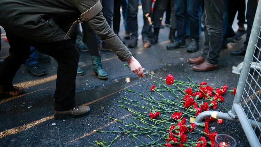 В москве объявлен день траура. Посольство Турции в Москве траур. Эрдоган объявил траур в Турции. Посольство Турции в Москве цветы погибшим в землетрясении. Траур.