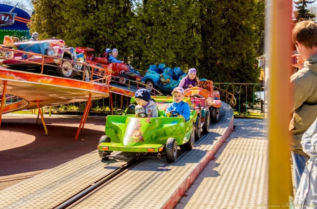 Спб детский остров. Диво остров площадка. Аттракционы спб крестовский остров. Спб детский остров. Диво остров детские аттракционы.