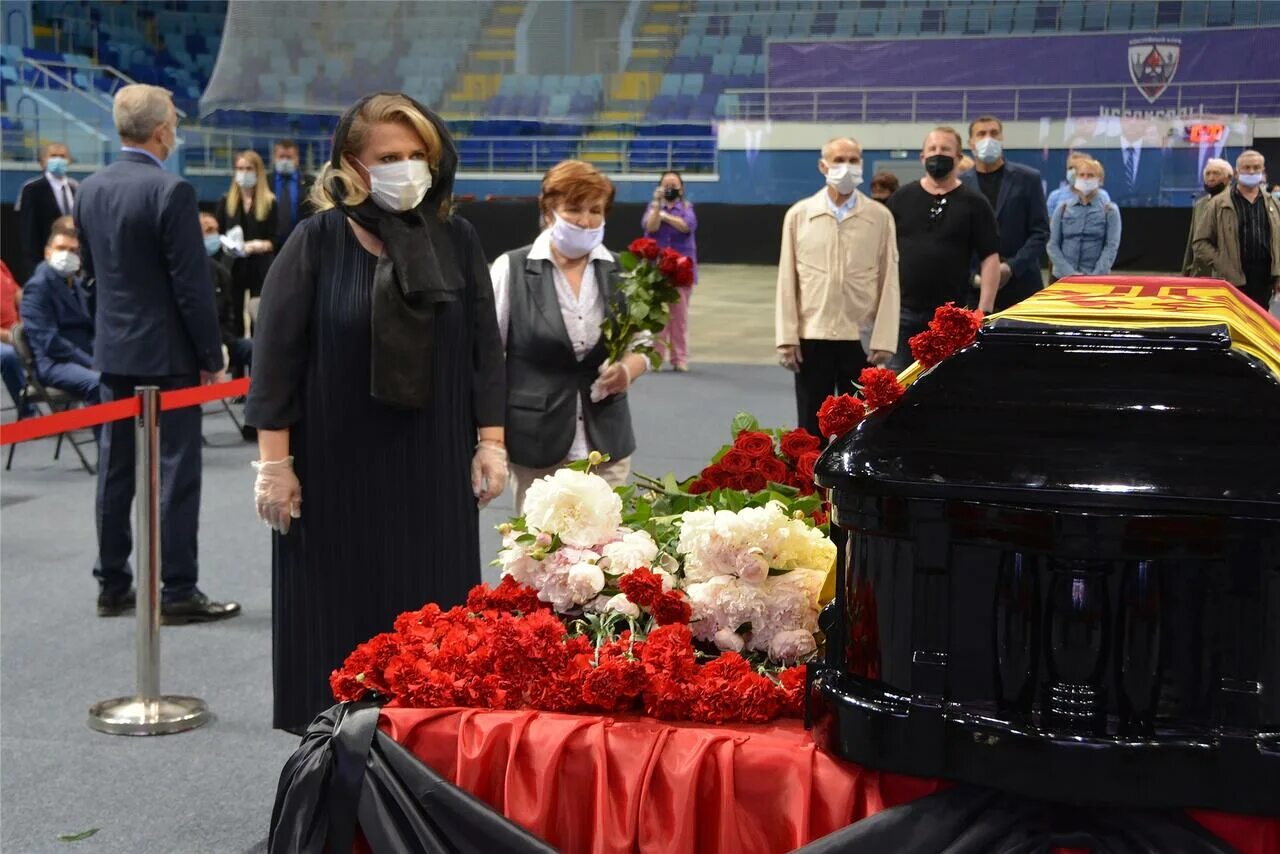 могила михаила игнатьева чебоксары. президент чувашии игнатьев прощание. могила михаила игнатьева чебоксары. погибшие в дтп похороны. президент чувашии игнатьев прощание.