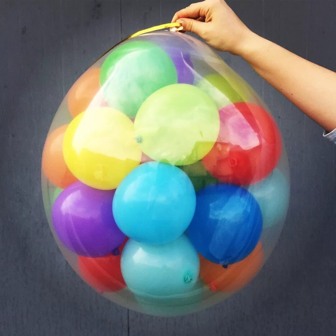 Шарик с шарами внутри. Шар-сюрприз из воздушных шаров. Воздушный шар с шариками внутри. Шар с маленькими шариками внутри. Шар сюрприз с шариками.