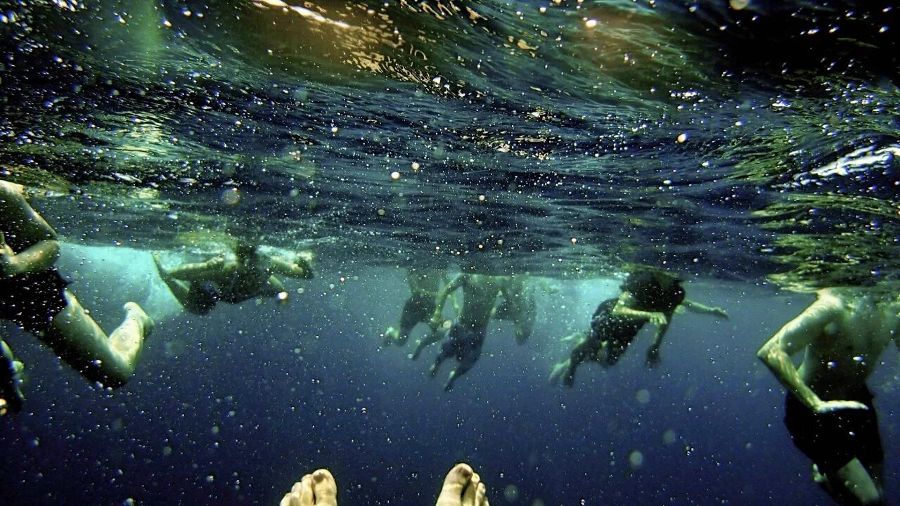 In the middle of the ocean. Море и космос. scary ocean. scary underwater. интернет под водой.