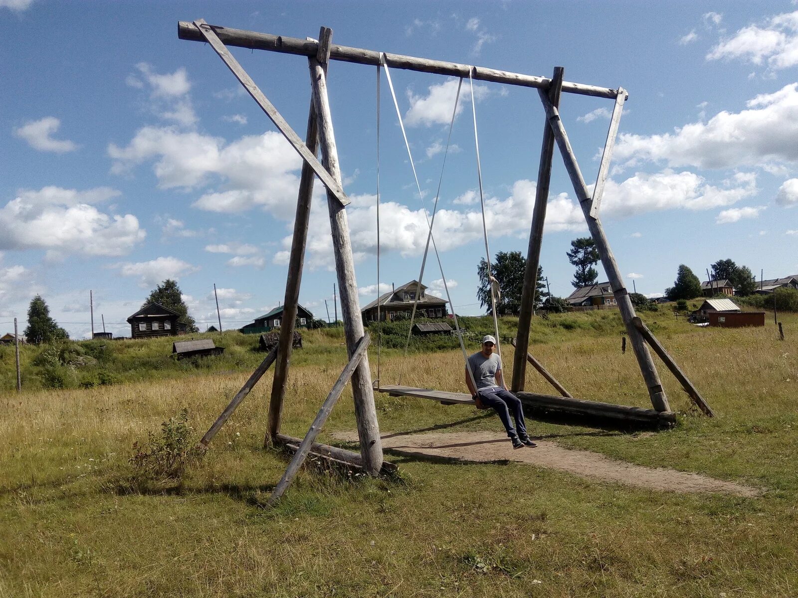 Развлечения в деревне. Деревенские качели. Старинные качели. Деревенские большие качели. Русские качели.