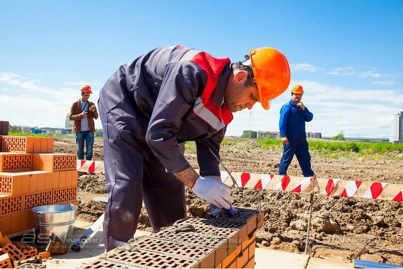 искусство каменщика. каменщик на стройке. стройка дома. строитель рисунок. каменщик.