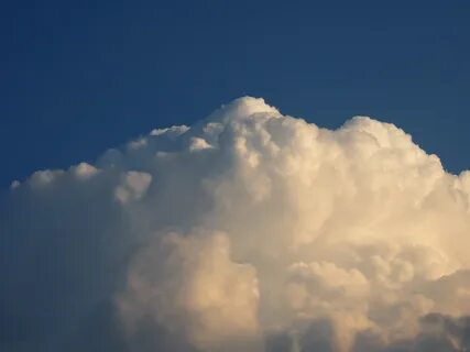 Кучевое облако весит