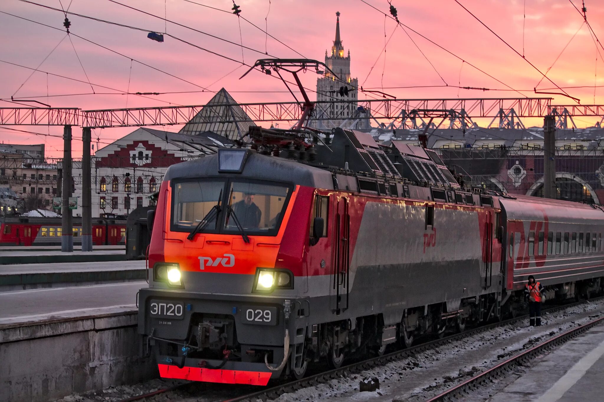 Электровозы москвы. Эп20 на Казанском вокзале. Пассажирский Локомотив эп20. Эп20 020. Электровоз эп20 Казанский вокзал.