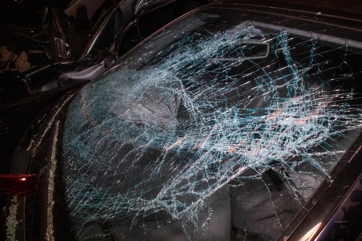 Разбитое лобовое стекло машины. Разбитое лобовое стекло. Разбитые стекла в машине. Лобовые стекла. Разбитое лобовое стекло ночью.