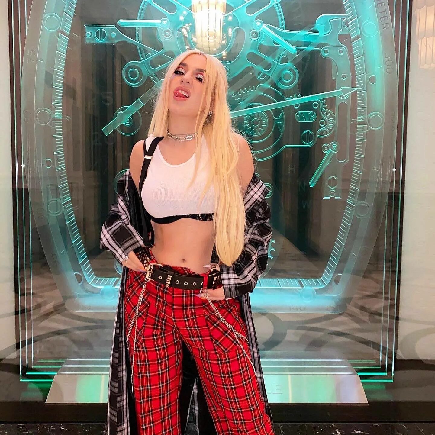 Ava max dollar. Эйва макс фигура. ava max lgbt. эйва макс в детстве. эйва макс горячие фото.