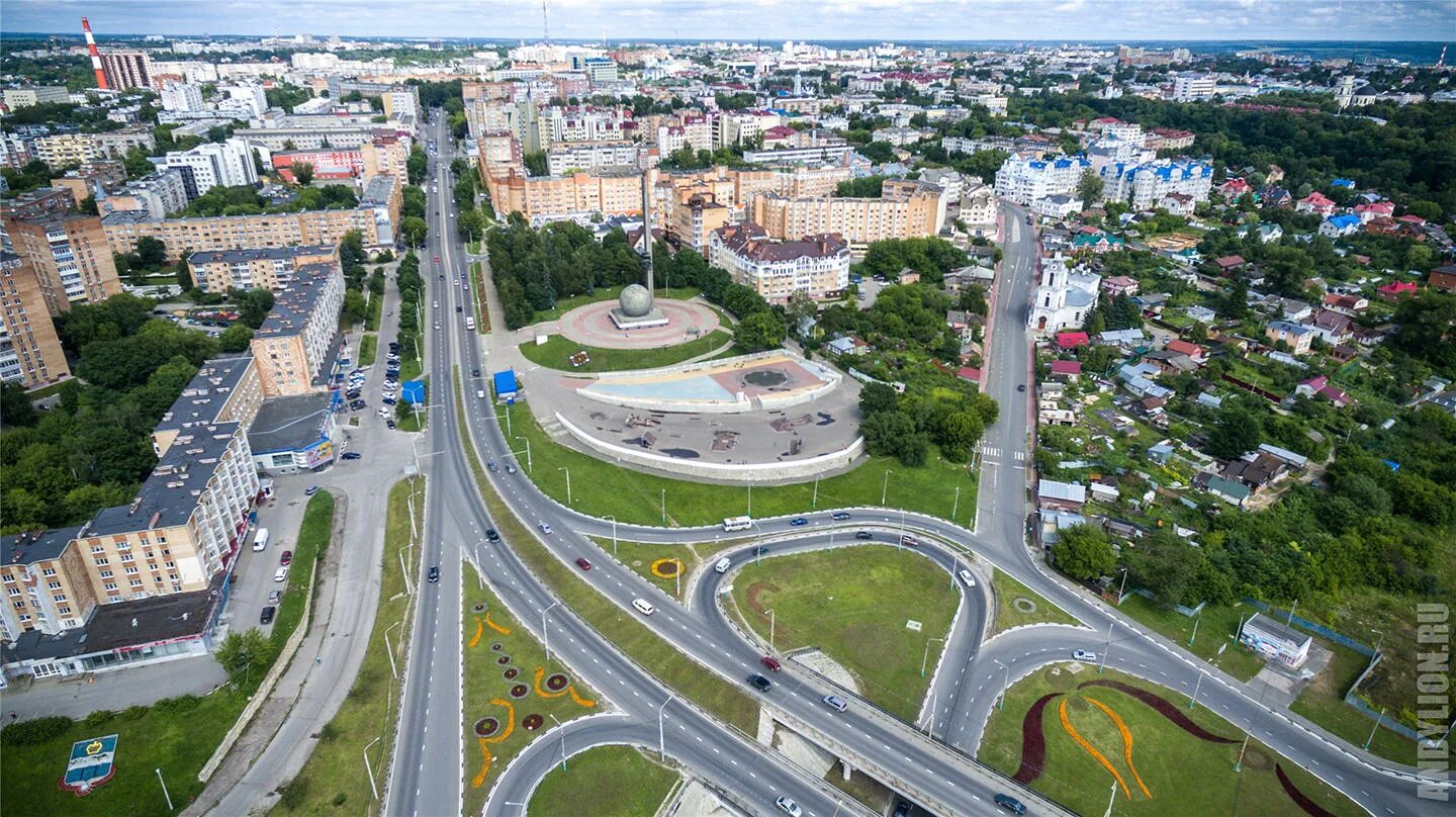 Город калуга википедия. Калуга (центр Калужской области) города Калужской области. Калуга центр города. Калуга (центр Калужской области) смотровая площадка. Калуга (центр Калужской области) ракета.