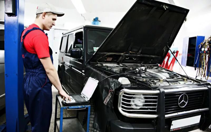 Техническое обслуживание mercedes. Техническое обслуживание mercedes. Автомеханик. Техосмотр мерседес. Техобслуживание мерседес.