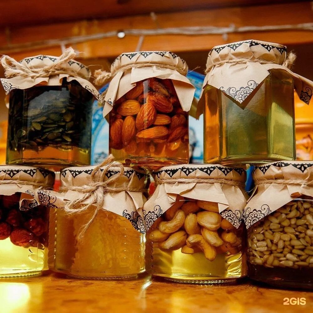 Орехи в меду в банке купить. Мед с орешками и сухофруктами. Мёд с орехами и сухофруктами. Сухофрукты в меду в банке. Мед с орехами.
