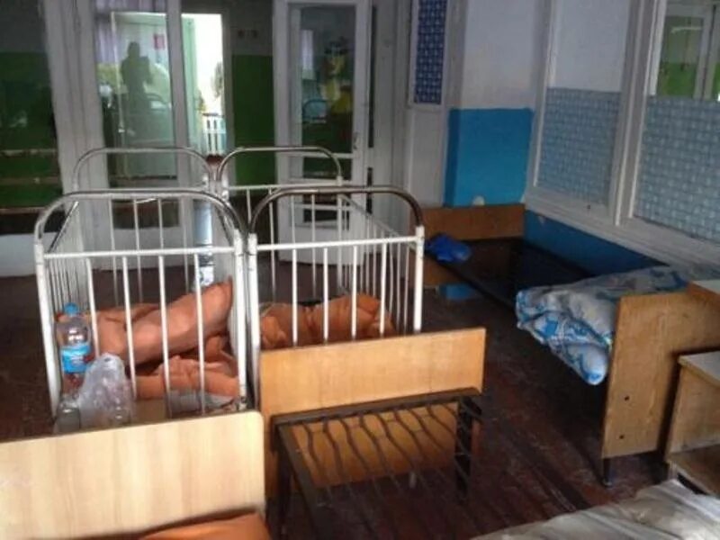 Изоляторы в детских домах. Изолятор в детском доме. Малыш в тюрьме. Палата изолятора в детском саду. Детская тюрьма в сша.