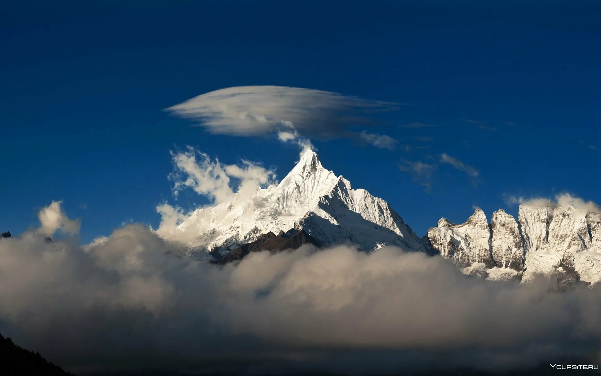 Горы небо. Горы в облаках. Гора юлиана. Гора над. Горы облака солнце.