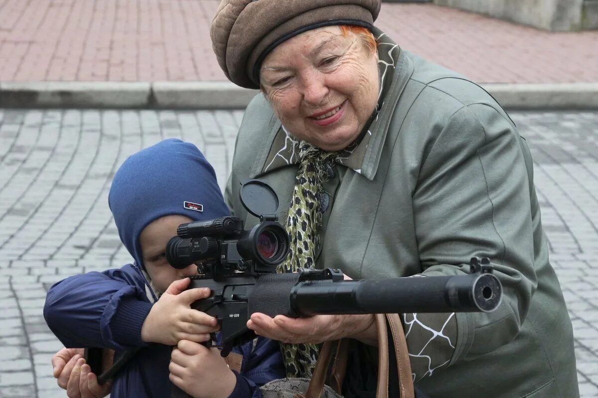 Бабуля с оружием. Старушка с автоматом. Бабушка с пулеметом. Хулиган бабка