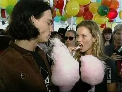 You ever eat candy floss. Кейт Мосс и Джонни Депп. Кейт Мосс и Джонни Депп драка. Кейт Мосс и Джонни Депп фото. Джонни Депп и Кейт Мосс целуются.