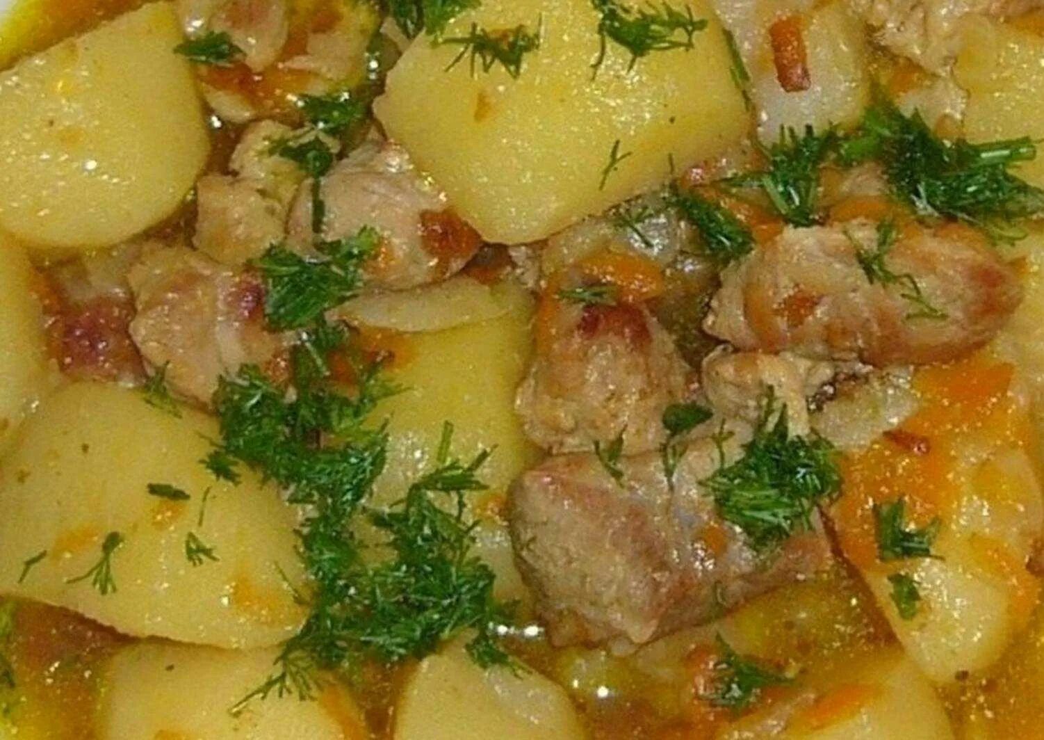 Картошка с мясом. Тушеная картошка. Мяско тушеное с картошкой. Картошка с подливкой с мясом. Картошка с мясом без майонеза