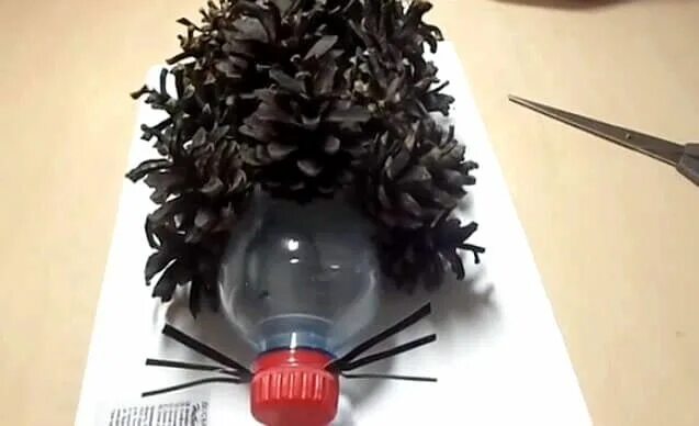Еж из бутылки. Ежик из пластиковой бутылки. еж из шишек и пластиковой бутылки. ежики из шишек из пластиковой бутылки.