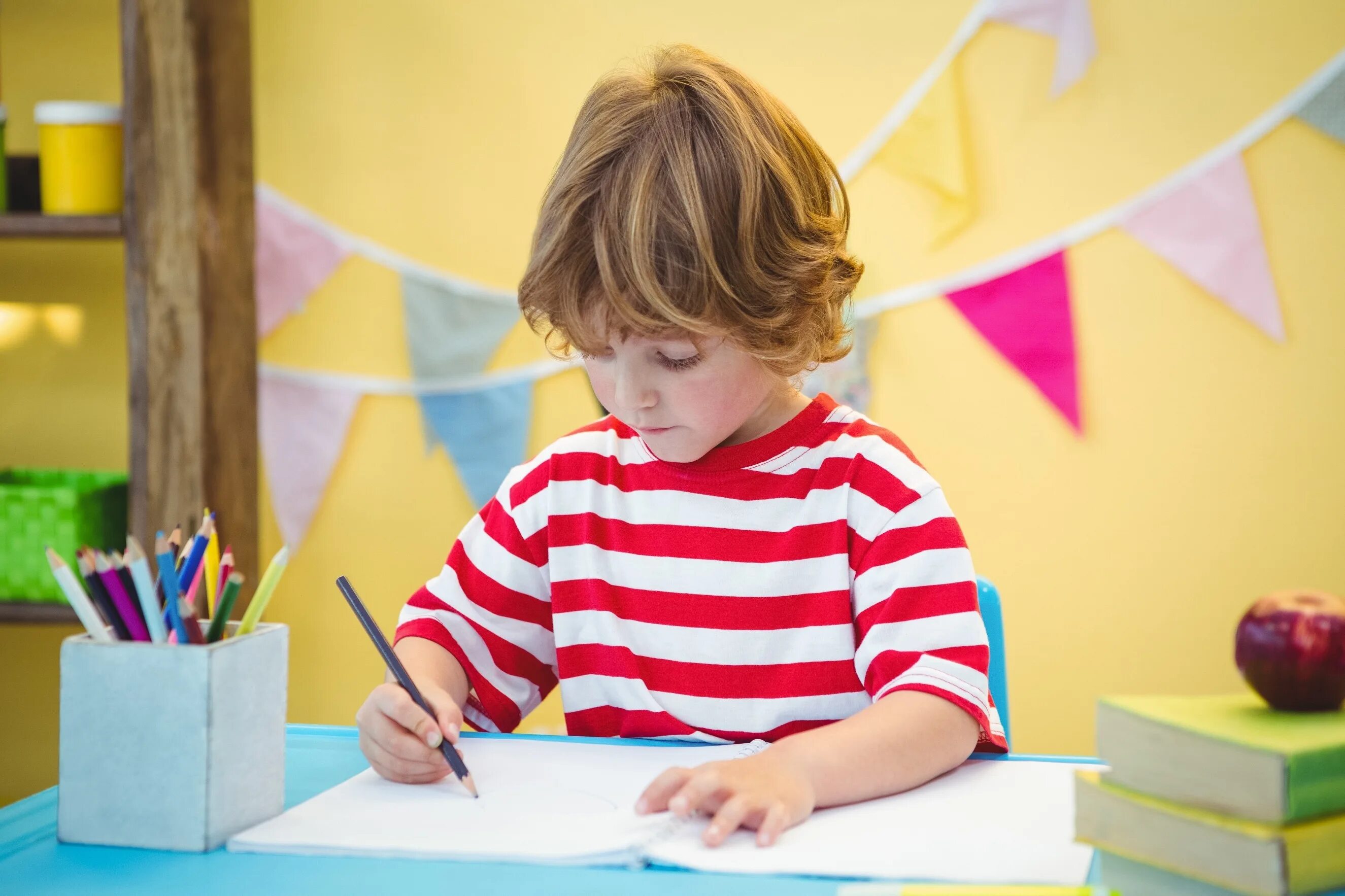 Картинки дети пишут буквы. Бумага для детей. Ребенок пишет. Ребенок пишет буквы. Ребенок пишет красиво.