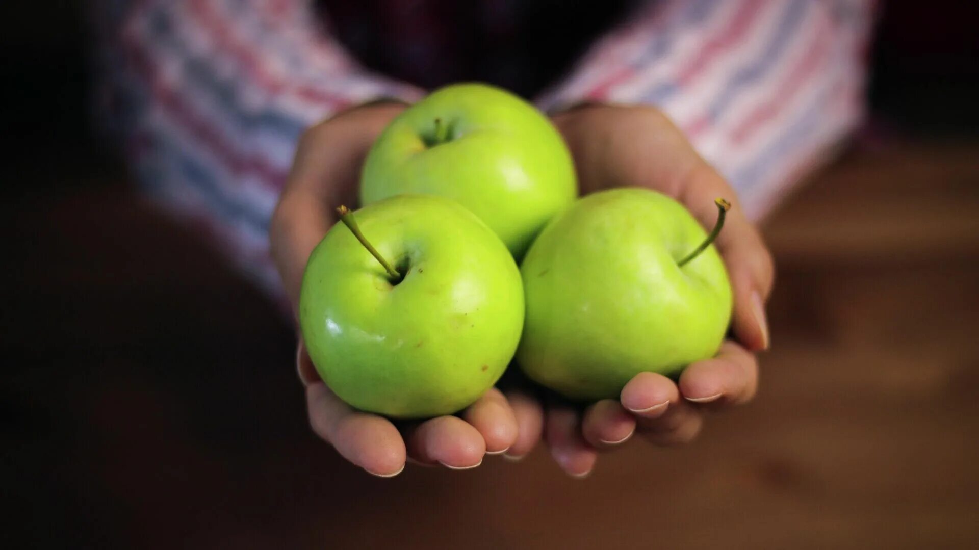 1 2 яблоко. Яблоки зеленые. Огромное зеленое яблоко. Зеленое яблоко фото. Зеленое яблоко в руке.