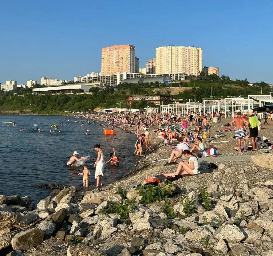 Санаторная набережная владивосток. Владивосток курортные места. Владивосток отдых летом 2024. Бухта шамора владивосток. Пляж на набережной владивосток.