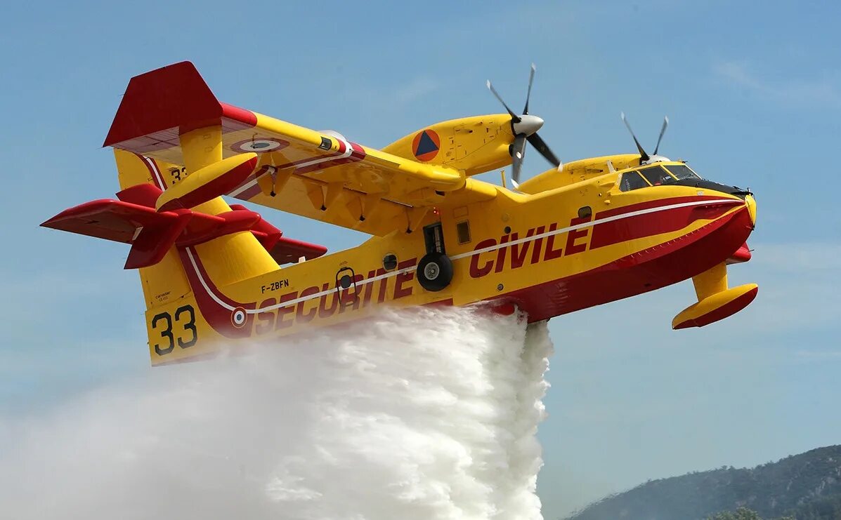 В каком году появились пожарные самолеты. Canadair Bombardier CL-415. Canadair пожарный самолет. Пожарный самолет амфибия Каталина. Жёлтая пожарные самолёты.