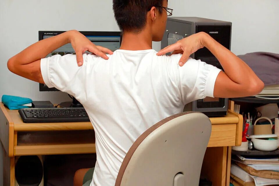 Уставшая шея. Зарядка за компьютером. Упражнения перед компьютером. За компьютером со спины. Упражнения для спины после компьютера.
