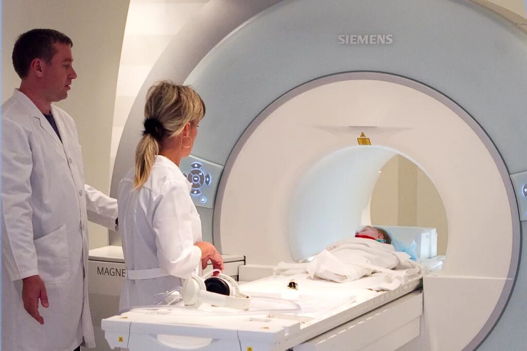 Магнитно-резонансная томография головного мозга ребенка;. Мрт головного мозга ребенку. Компьютерная томография детям. Мрт детям. Ребенок в томографе.