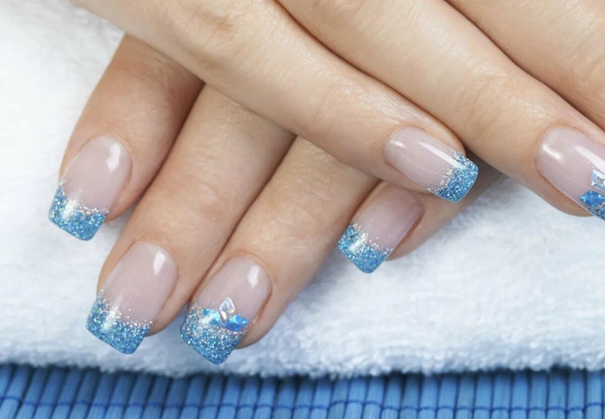 Зимний маникюр френч. Синий френч. Голубой новогодний маникюр френч. Маникюр с голубым френчем и снежинками. Новогодний французский маникюр.