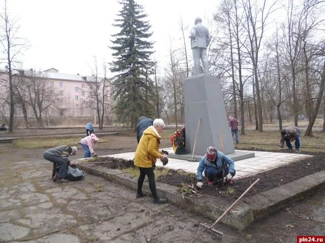 Субботник у памятника погибшим воинам. Субботник у памятника. Субботник победы. Субботник. Ленинский субботник.