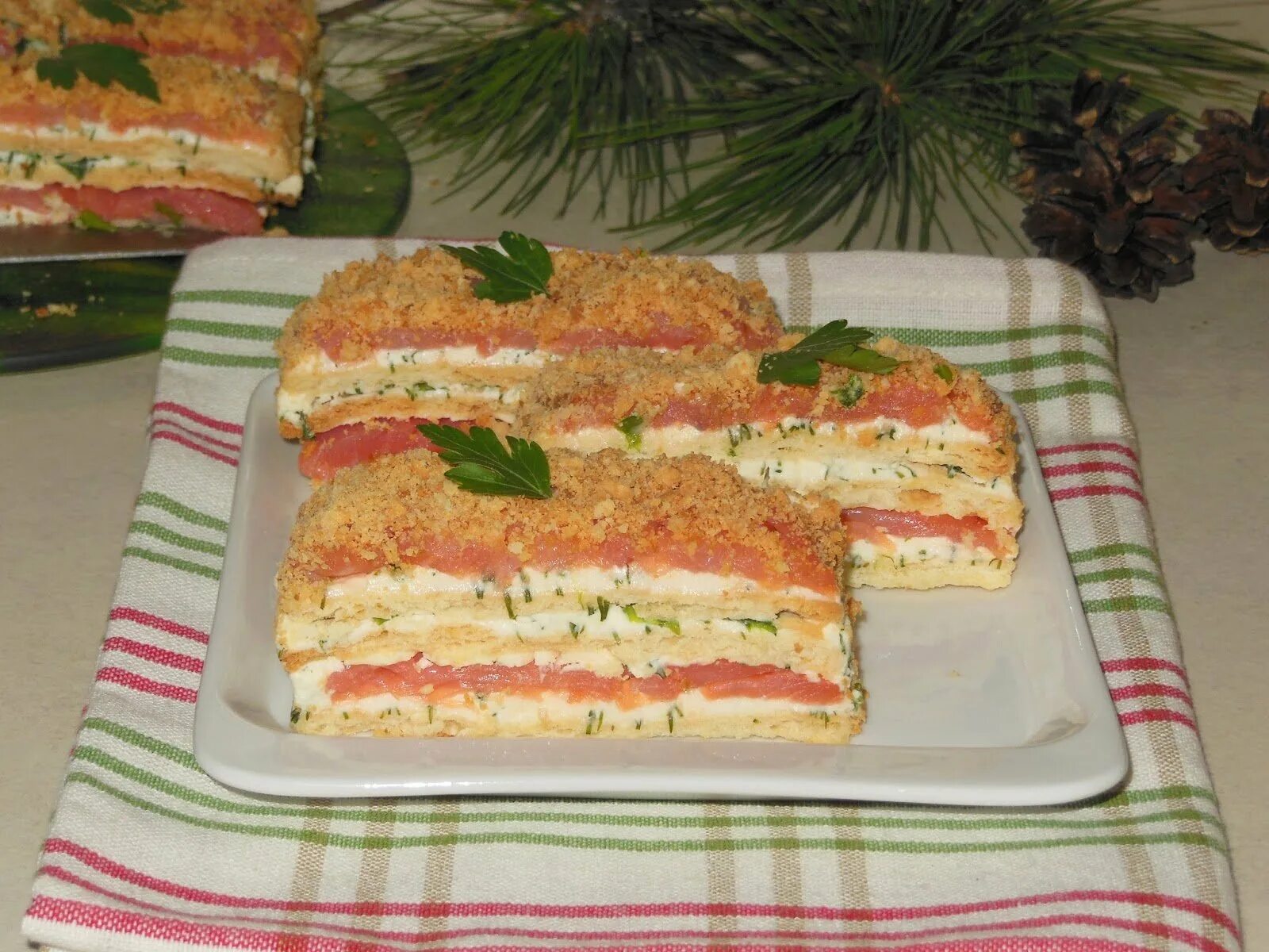 Готовые коржи с рыбными консервами. Закусочный Наполеон. Закусочный Наполеон с красной рыбой. Шпинатный закусочный торт. Закусочный торт Наполеон.